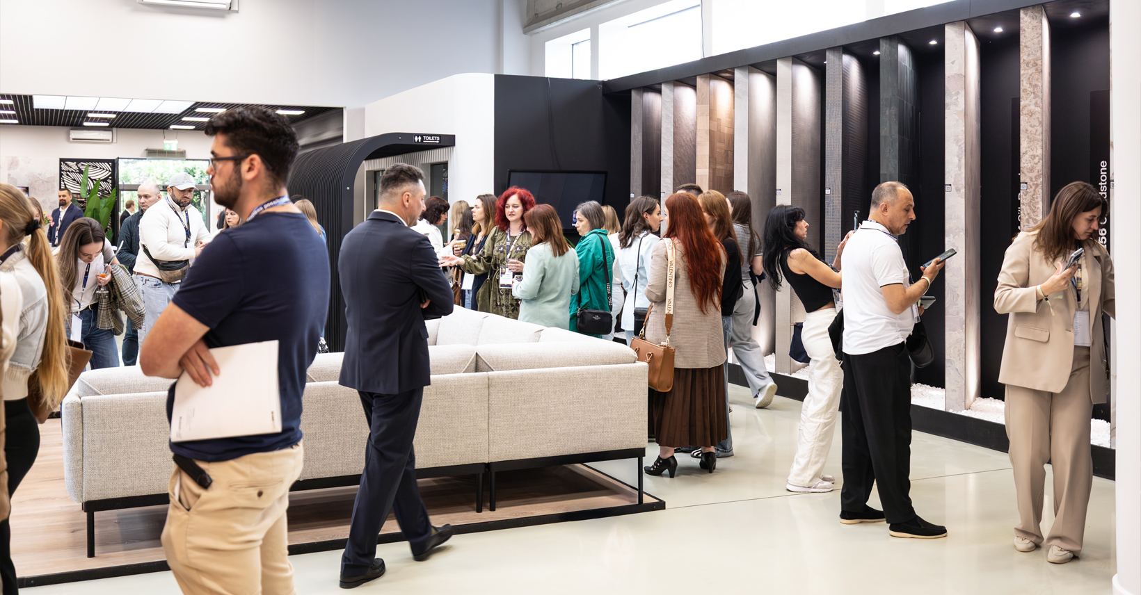 Kronospan’s flagship in-house fair, Hausmesse in Szczecinek More than a company event, it has become an important meeting point for the construction and interior design fields, presenting the latest innovations in wood-based materials, decorative surfaces, sustainability, and manufacturing technologies.