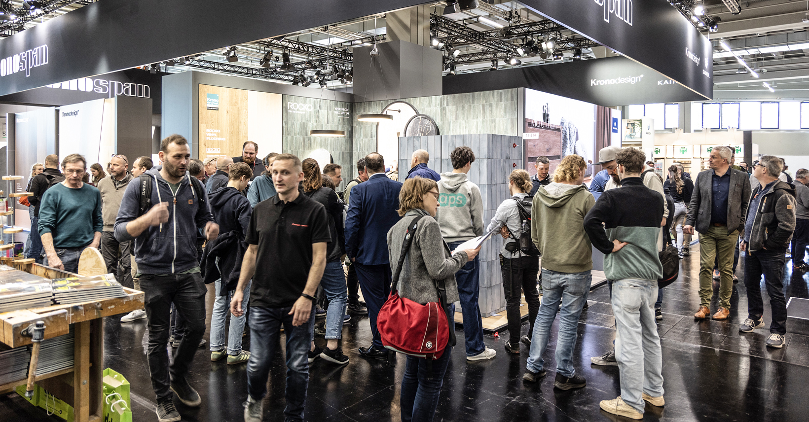 Twice daily, live demonstrations showed how fast and simple mounting can be, highlighting the product's versatility.